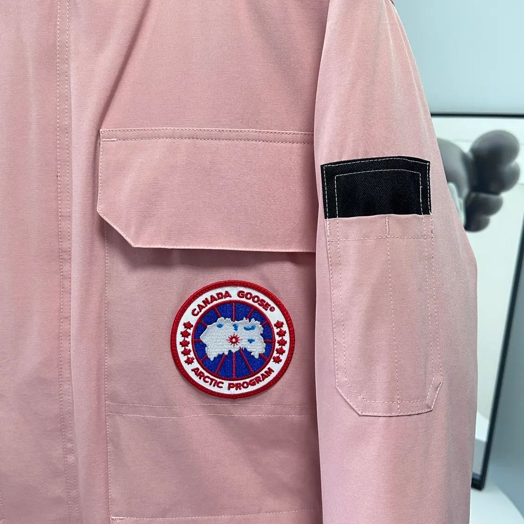 P700 CANADA GOOSE｜Canada Goose Expedition Parka｜Classic upgrade New 08 style Color: graphite gray, off-white, black, pink, navy blue, sky blue, Size: XS, S, M, L, XL, XXL, Product introduction Loose fit, multi-pocket design Larger size for free movement. 6 exterior pockets: 4 reversible front pockets, zippered side entry. There is a practical pocket on the left sleeve and a top pocket on the right sleeve. There is a drawstring on the inside of the waist and a logo patch on the back. The waist is designed with an inside drawstring, which can be adjusted to provide excellent warmth. Woven grab straps at upper back with “Expedition” logo patch • Hood with removable zipper trim, interchangeable hood trim for personalization and added protection (this jacket is not available with the classic hood trim) • Chin protection element has a tricot inner fabric for softness and comfort • Woven grab straps at upper back with “Expedition” logo patch • Internal drawstring at the waist, adjustable to provide excellent warmth •Snap-in rib knit cuffs for added comfort and optimal heat locking in •Stylish hanging inner straps allow the jacket to be carried over the shoulder, hands-free •Stowaway nylon stretch snow skirt for added protection •Two-way zipper covered fly with Velcro® snaps that unzips from the bottom for increased range of motion and breathability. A windproof fly is designed under the zipper for an extra layer of protection. • 6 exterior pockets: 4 two-way pockets on the front with top flap and Velcro® snaps, and zippered side entry. Utility pockets on left sleeve and right sleeve with top flap and velcro® snaps Internal pockets: 1 zipped pocket, 2 mesh drop-in pockets Embroidered Canada Goose logo